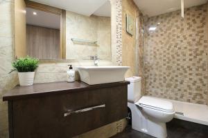 ein Bad mit einem Waschbecken und einem WC in der Unterkunft arcoiris apartment in Santander