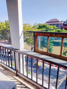un balcone con vista sull'acqua di una casa di Private1Bed#cityview#Aircon#cozy a Chiang Mai