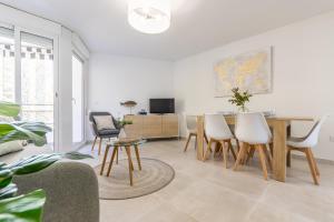 A television and/or entertainment centre at BOOOOM Apartment Salou Beach