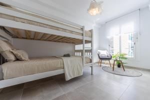 A bed or beds in a room at BOOOOM Apartment Salou Beach Még 31 kép