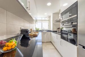 A kitchen or kitchenette at BOOOOM Apartment Salou Beach