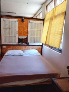 un grande letto in una stanza con due finestre di Private1Bed#cityview#Aircon#cozy a Chiang Mai