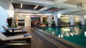 une piscine dans le hall d'un hôtel dans l'établissement eL Hotel Yogyakarta Malioboro, à Yogyakarta