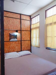 una camera con letto e testata in legno di Private1Bed#cityview#Aircon#cozy a Chiang Mai