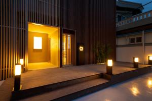 慶州的住宿－Y Collection by Unboundi Gyeongju，一座庭院中有两个灯的建筑
