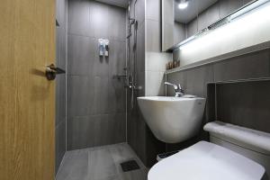 uma casa de banho com um WC, um lavatório e um chuveiro em The Stay Classic Hotel Myeongdong em Seul