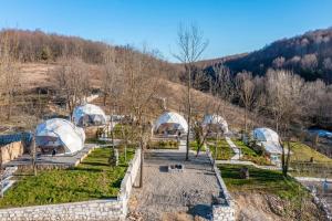 Kaynaşlı的住宿－Nandu Dogal Yasam Ciftligi，享有花园的空中景致,设有圆顶