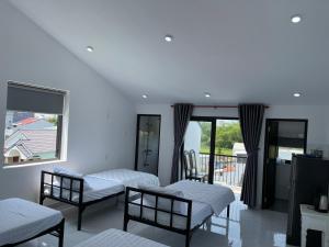 Habitación con 2 camas y balcón. en Moon house villa, en Hoi An