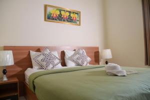 Postel nebo postele na pokoji v ubytování Roemah Canting Homestay