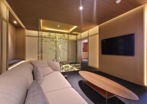un soggiorno con divano bianco e tavolo in legno di UH Suite Gyeongju a Gyeongju