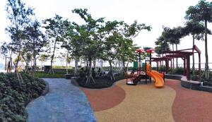 un parc avec une aire de jeux avec un toboggan dans l'établissement Sedayu City Apartment Studio Tower Melbourne, à Jakarta