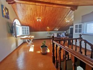 ニグランにあるMonteferro, Nigrán, chalet con fincaの木製の天井の階段付きの部屋