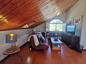 ニグランにあるMonteferro, Nigrán, chalet con fincaのソファとテーブルのあるリビングルーム
