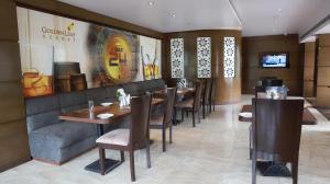 een eetkamer met tafels en stoelen in een restaurant bij GOLDEN LEAF RESORT in Surajgarha