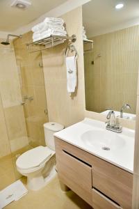 bagno con servizi igienici, lavandino e specchio di Hermoso Apto - C.C San Gil Plaza a San Gil