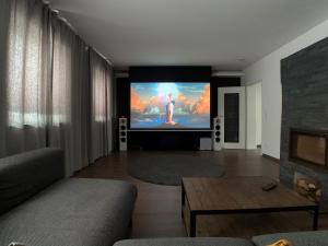 uma sala de estar com uma televisão de ecrã plano na parede em Traumhaftes Luxuriöses Haus in Erfurt 160qm em Erfurt