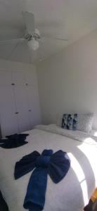 Posteľ alebo postele v izbe v ubytovaní Casa Mercedes 2 bedroom apartment Where beach and city meet BY NAMASTE ELITE + 29 fotografií