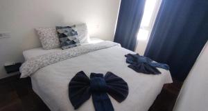 sypialnia z łóżkiem z niebieskimi łukami w obiekcie Casa Mercedes 2 bedroom apartment Where beach and city meet BY NAMASTE ELITE w mieście Torremolinos