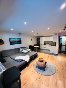 uma sala de estar com um sofá e uma mesa em Modernes Apartment Seefeld and Chill RELAX im Zentrum mit Netflix for free em Seefeld no Tirol