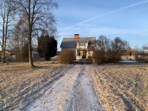 a house with a dirt road in front of it at Retrovillan Sör i går'n in Torsby