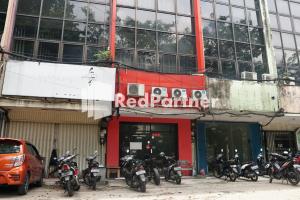 un gruppo di motocicli parcheggiato di fronte a un edificio di Cosmo Harmoni RedPartner a Giacarta