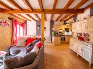 een woonkamer met een bank en een keuken bij Gîte Limeuil, 4 pièces, 6 personnes - FR-1-616-84 in Limeuil