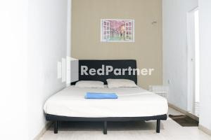 Postel nebo postele na pokoji v ubytování Cosmo Harmoni RedPartner