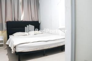 Postel nebo postele na pokoji v ubytování Cosmo Harmoni RedPartner