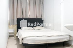 Postel nebo postele na pokoji v ubytování Cosmo Harmoni RedPartner