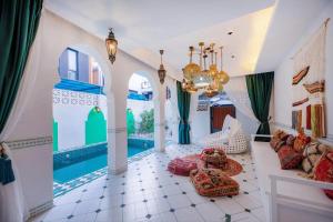 平山的住宿－摩洛哥绿屋森林，客厅,位于房子的中间,设有游泳池