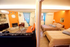 Un dormitorio con dos camas y una sala de estar. en Villa Makrades 2, en Paleokastritsa