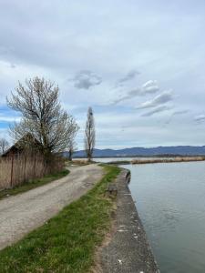 uma estrada ao lado de um corpo de água em Ribarska Priča-Restoran pansion Prijedor em Prijedor