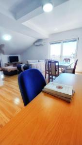 una stanza con un tavolo con un libro sopra di The Sunshine apartment a Prilep