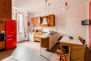 cocina con nevera roja y mesa en Casa Jole, appartamento in centro, en Bari