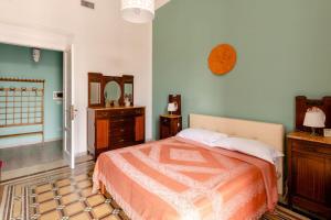 een slaapkamer met een bed en een klok aan de muur bij Casa Jole, appartamento in centro in Bari