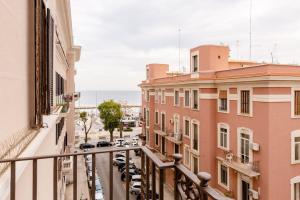 een balkon met uitzicht op een stadsstraat bij Casa Jole, appartamento in centro in Bari