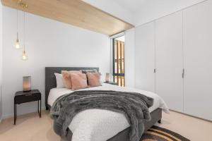 En eller flere senger på et rom på Park Place Luxe - Stylish & Central Apartment