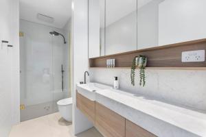 Ett badrum på Park Place Luxe - Stylish & Central Apartment