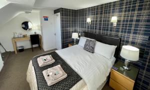 1 dormitorio con 1 cama con 2 toallas en Windsor Park promenade en Blackpool