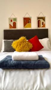 Cama ou camas em um quarto em Charming City Townhouse