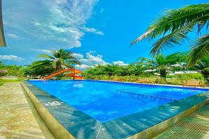 duży niebieski basen z palmami w tle w obiekcie Chanpailin Omarzaa w mieście Krabi