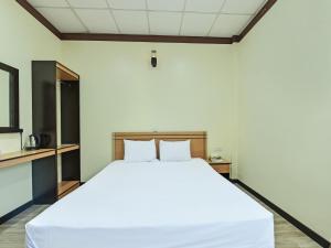 Een bed of bedden in een kamer bij Capital O 90761 D Jiwa Hotel