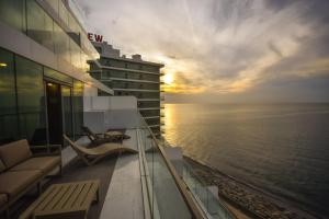 uma vista para o oceano a partir da varanda de um edifício em Batumi View Luxury em Batumi