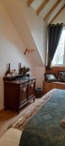 a bedroom with a bed and a table and a window at De Blauwe Maaten in Neerglabbeek