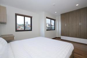 Кровать или кровати в номере Sumitomo 4 Apartments & Hotel - Alley 12 Dao Tan street