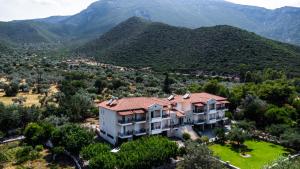 una vista aérea de una casa con montañas en el fondo en Manto Studios, en Tyros