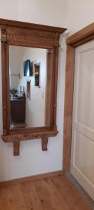 um espelho pendurado numa parede num quarto em De Blauwe Maaten em Neerglabbeek