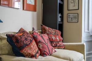 倫敦的住宿－ALTIDO Cozy 1 bed flat with garden in North Kensington，客厅配有带枕头的沙发。