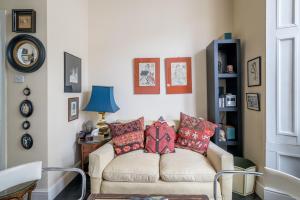 倫敦的住宿－ALTIDO Cozy 1 bed flat with garden in North Kensington，客厅配有带枕头的沙发