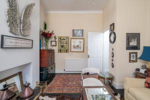 倫敦的住宿－ALTIDO Cozy 1 bed flat with garden in North Kensington，带沙发和壁炉的客厅